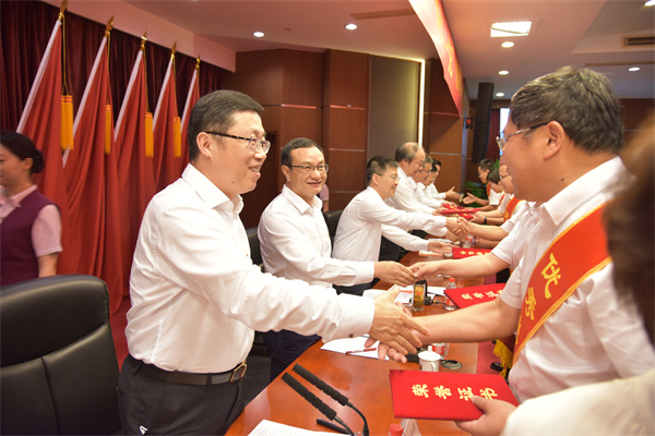 集團黨委向受表彰的集團“兩優(yōu)一先”代表表示祝賀。 祝益軍 攝.jpg
